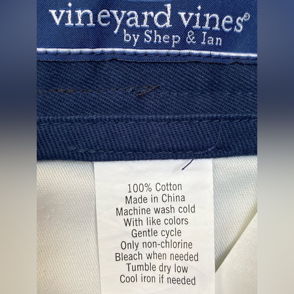 Vineyard Vines Dark Blue Whale Embroidered Shorts—38 Waist - Picture 6 of 6